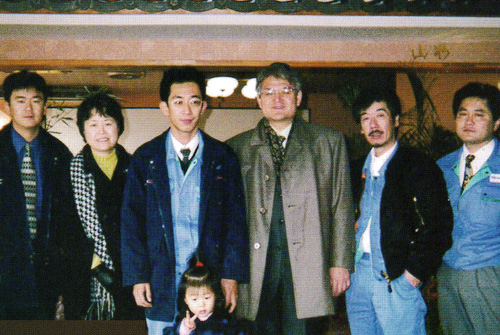 光ケーブル工事完成記念。旅館の前で一枚